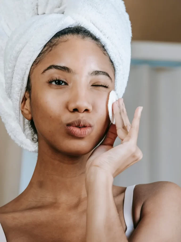 Mulher cuidando da pele do rosto: tratamento facial.