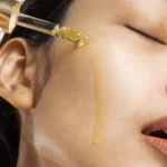 Mulher cuidando da pele do rosto: tratamento facial.