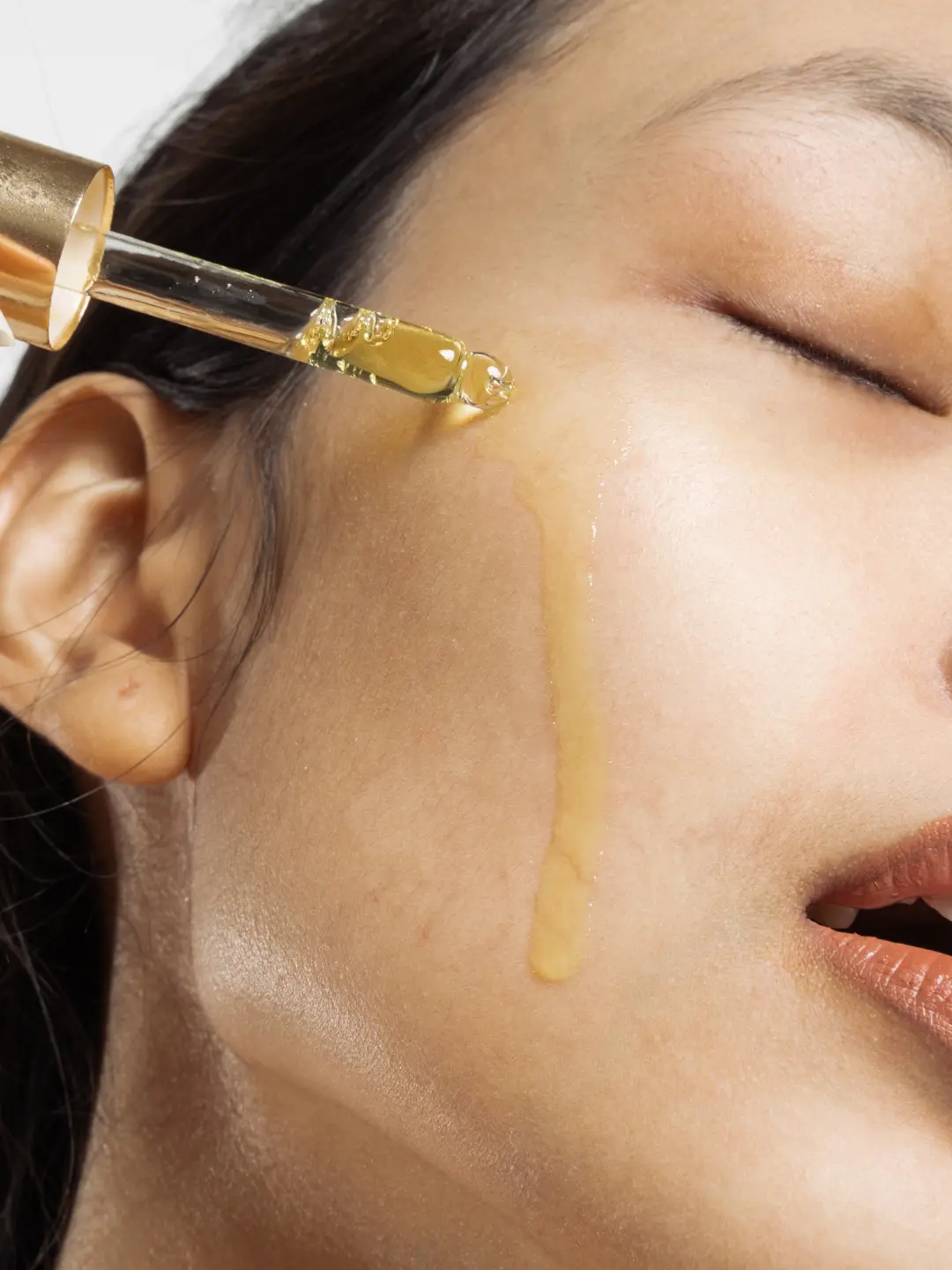 Mulher cuidando da pele do rosto: tratamento facial.