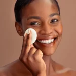 Mulher cuidando da pele do rosto: tratamento facial.