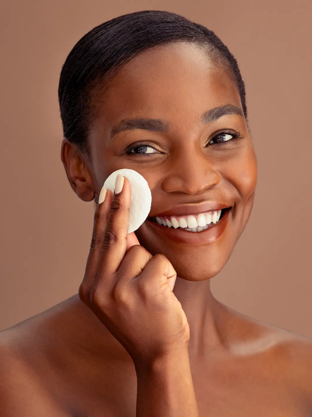 Mulher cuidando da pele do rosto: tratamento facial.