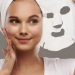 Mulher cuidando da pele do rosto: tratamento facial.
