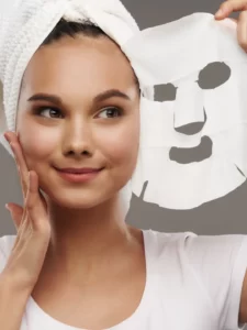 Mulher cuidando da pele do rosto: tratamento facial.