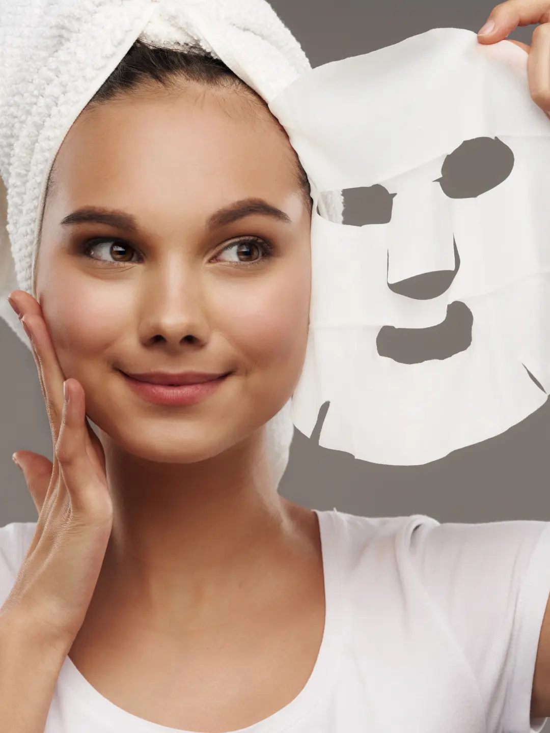 Mulher cuidando da pele do rosto: tratamento facial.