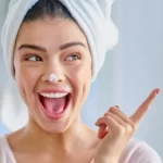 Mulher cuidando da pele do rosto: tratamento facial.