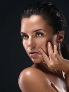 Mulher com pele linda. Cuidados com a pele feminina.