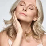 Mulher com pele linda. Cuidados com a pele feminina.