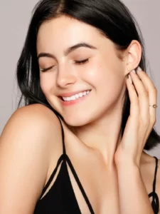 Mulher com pele linda. Cuidados com a pele feminina.