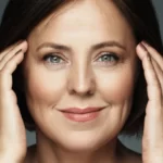 Mulher com pele linda. Cuidados com a pele feminina.