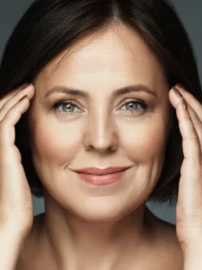 Mulher com pele linda. Cuidados com a pele feminina.