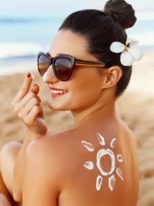 Mulher com pele queimada pelo sol.