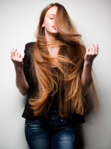 Mulher com cabelos lindos e tratados.