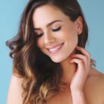 Mulher com cabelos lindos e tratados.