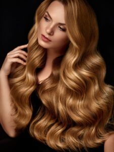 Mulher com cabelos lindos e tratados.