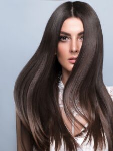 Mulher com cabelos lindos e tratados.