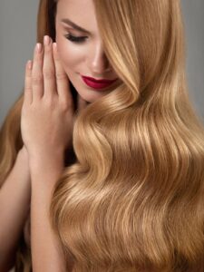 Mulher com cabelos lindos e tratados.