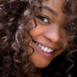 Mulher com cabelos lindos e tratados.