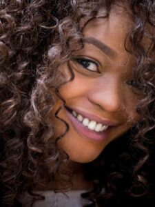 Mulher com cabelos lindos e tratados.