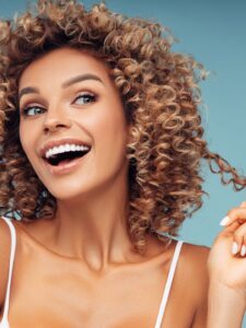 Mulher com cabelos lindos e tratados.