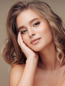 Mulher com cabelos lindos e tratados.