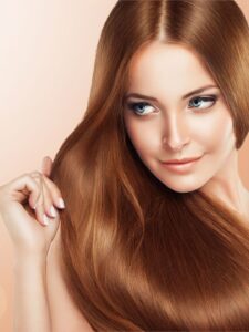 Mulher com cabelos lindos e tratados.