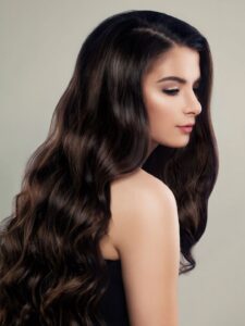 Mulher com cabelos lindos e tratados.