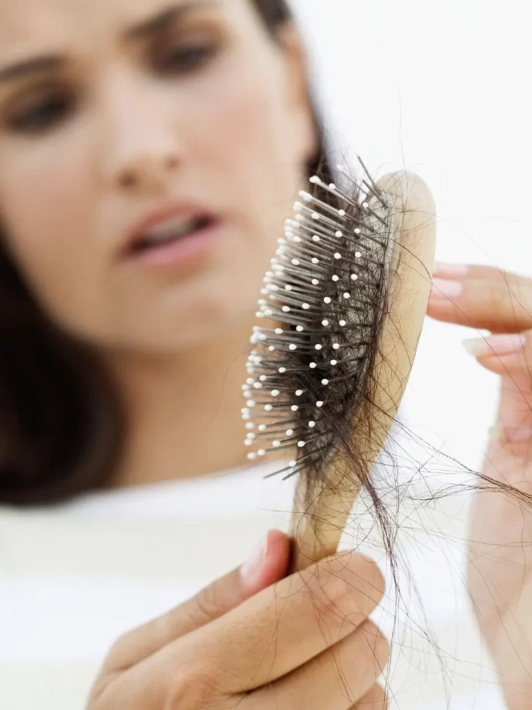 Queda de cabelo na mulher: dicas de tratamento.