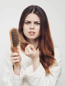 Queda de cabelo na mulher: dicas de tratamento.