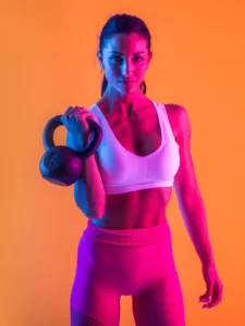 Mulher malhando: transformando o corpo por meio da atividade física.