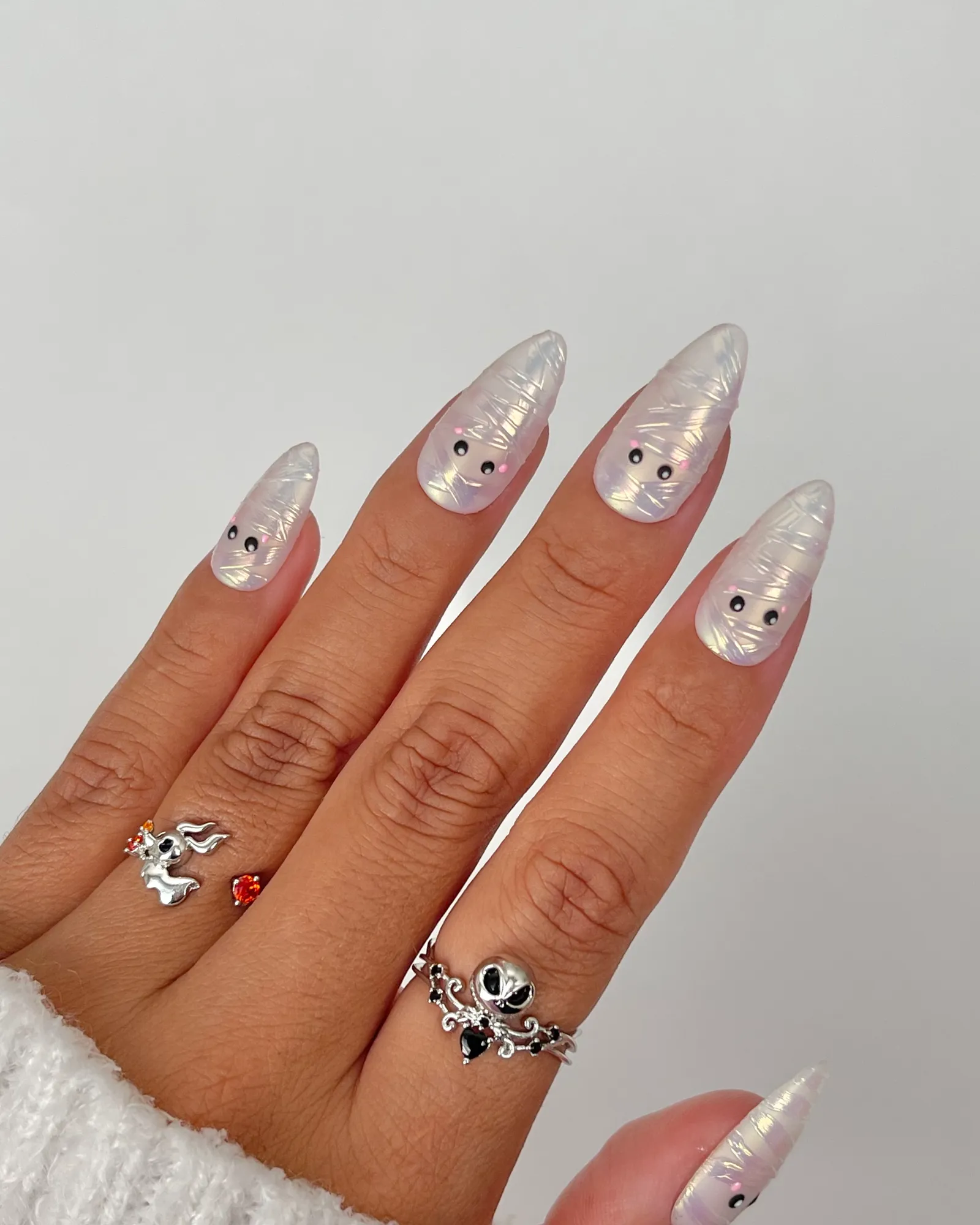 Allure apresenta 36 ideias de nail art para Halloween que mesclam o assustador ao delicado